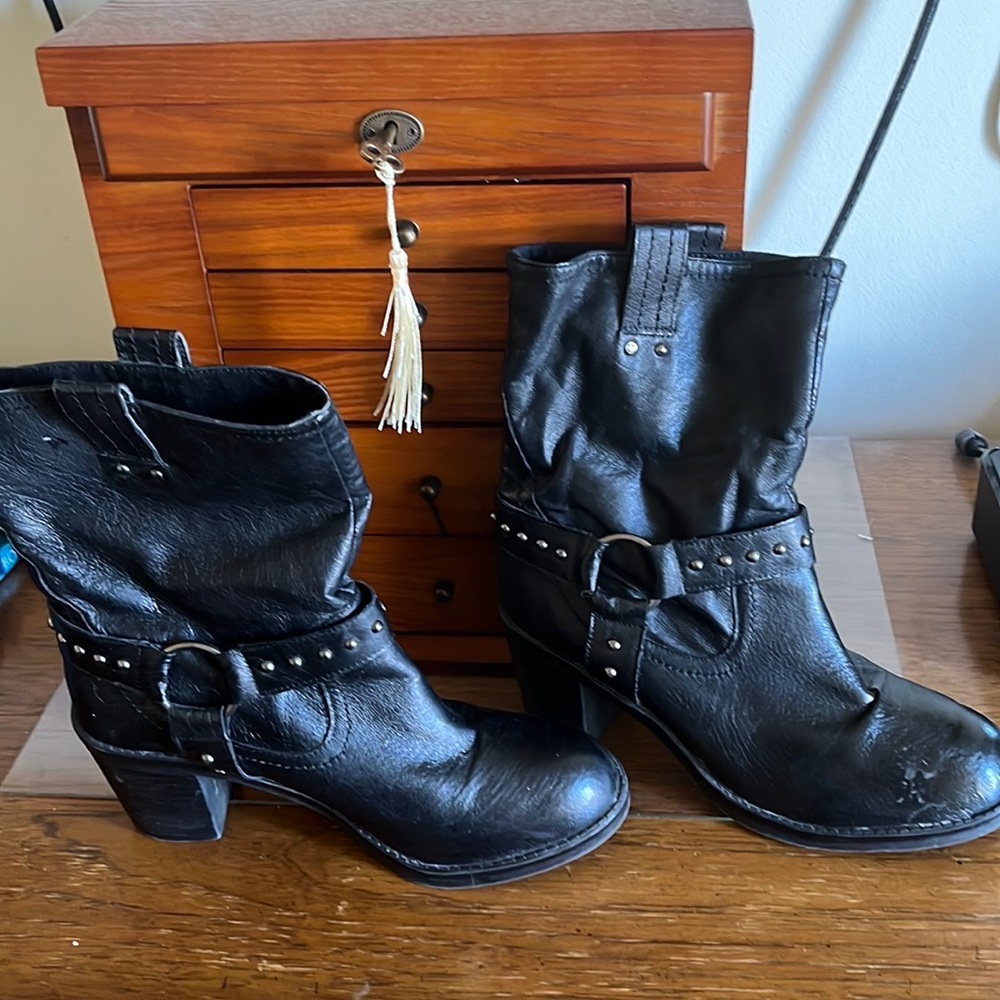 Black middle boots